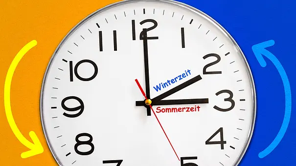 Man sieht ein große Uhr mit zwei Pfeilen. Zudem ist die Uhr mit Winterzeit! und Sommerzeit beschriftet. - Foto: IMAGO / Bihlmayerfotografie Man sieht ein große Uhr mit zwei Pfeilen. Zudem ist die Uhr mit Winterzeit! und Sommerzeit beschriftet. - Foto: IMAGO / Bihlmayerfotografie