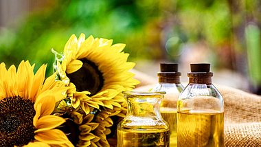 Sonnenblumenöl ist gesund - aber nur in gewissen Mengen, da der Gehalt von Omega-3- und Omega-6-Fettsäuren ungünstig ist - Foto: skodonnell/iStock