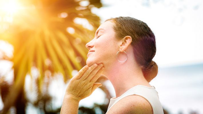 Sonnenbrand im Gesicht: Nicht nur im Sommer ist es möglich - auch Sonnencreme im Winter kann ihn verhindern. (Themenbild) - Foto: NicolasMcComber/iStock