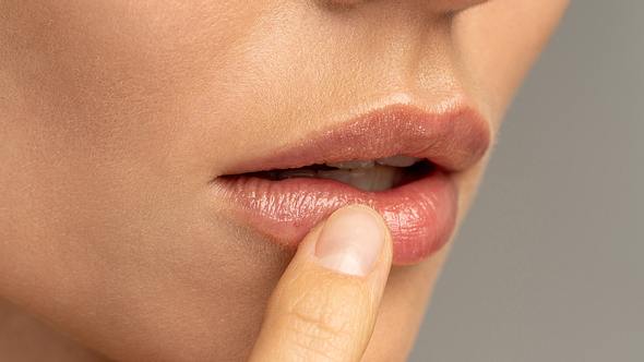 Sonnenbrand auf den Lippen: Diese SOS-Tipps helfen sofort! - Foto: Dima Berlin/iStock