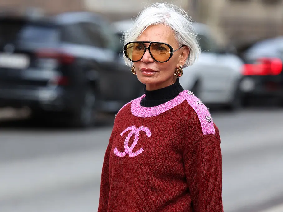 Sonnenbrillen-Trends 2026: Aviator-Sonnenbrille an einer Frau auf der Straße