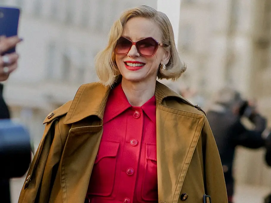 Sonnenbrillen-Trends 2026: Naomi Watts mit Retro-Sonnenbrille auf der Straße