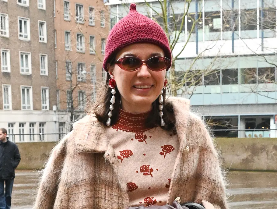 Sonnenbrillen-Trends 2026: Ovale Sonnenbrille an einer Frau auf der Straße