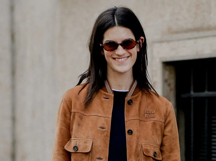 Sonnenbrillen-Trends 2026: Schildpatt-Sonnenbrille an einer Frau auf der Straße