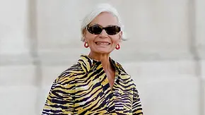 Sonnenbrillen-Trends 2026: Frau mit einer Sonnebrille auf der Straße - Foto:  ddp/abaca press