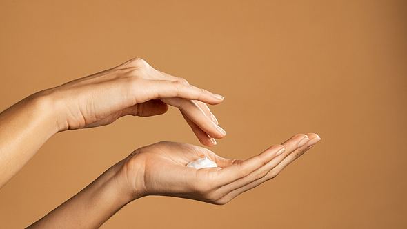 Frauenhände mit Sonnencreme (Themenbild) - Foto: Ridofranz/iStock