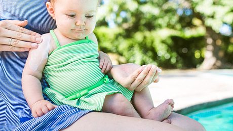 Sonnencreme: Babys brauchen besonderen Schutz - Foto: RyanJLane/iStock