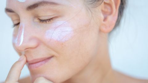 Sonnencreme bei Rosacea - Foto: iStock/Anna_Om