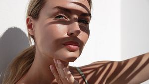 Eine Frau wird von der Sonne angestrahlt  - Foto: iStock / Jun