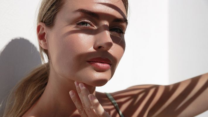 Eine Frau wird von der Sonne angestrahlt  - Foto: iStock / Jun