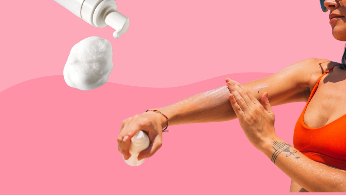 Frau trägt Sonnencreme auf