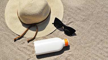 Sonnencreme ohne Mikroplastik: Die besten Produkte - Foto: iStock/ AlonaPhoto