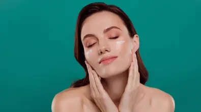 Sonnencreme über Make-up - Foto: 	Larysa Vdovychenko/gettyimages