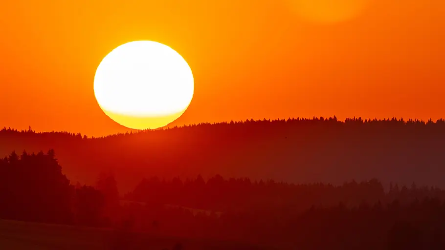 Sonnenuntergang Sonnenuntergang über einem Wald.