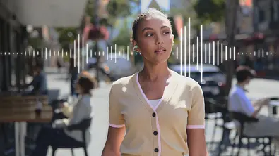 Eine Frau geht durch die Stadt. Sie hat Linkbuds im Ohr - Foto: Sony/PR