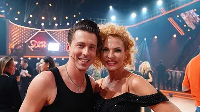 Sonya Kraus und Valentin Lusin gucken in die Kamera - Foto: Foto: RTL / Stefan Gregorowius
