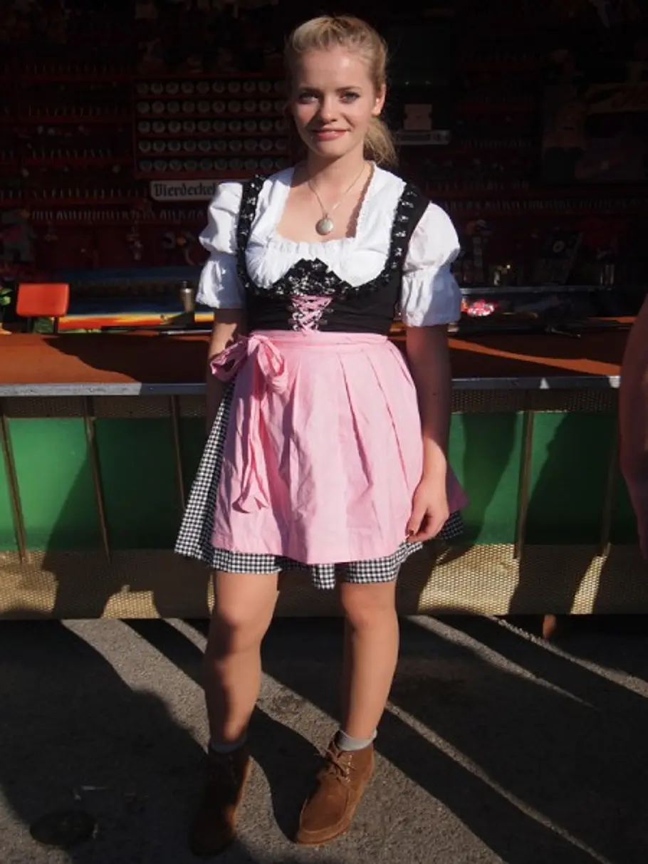 sophia ersteigerte ihr dirndl bei ebay und machte damit einen echten gluecksgriff