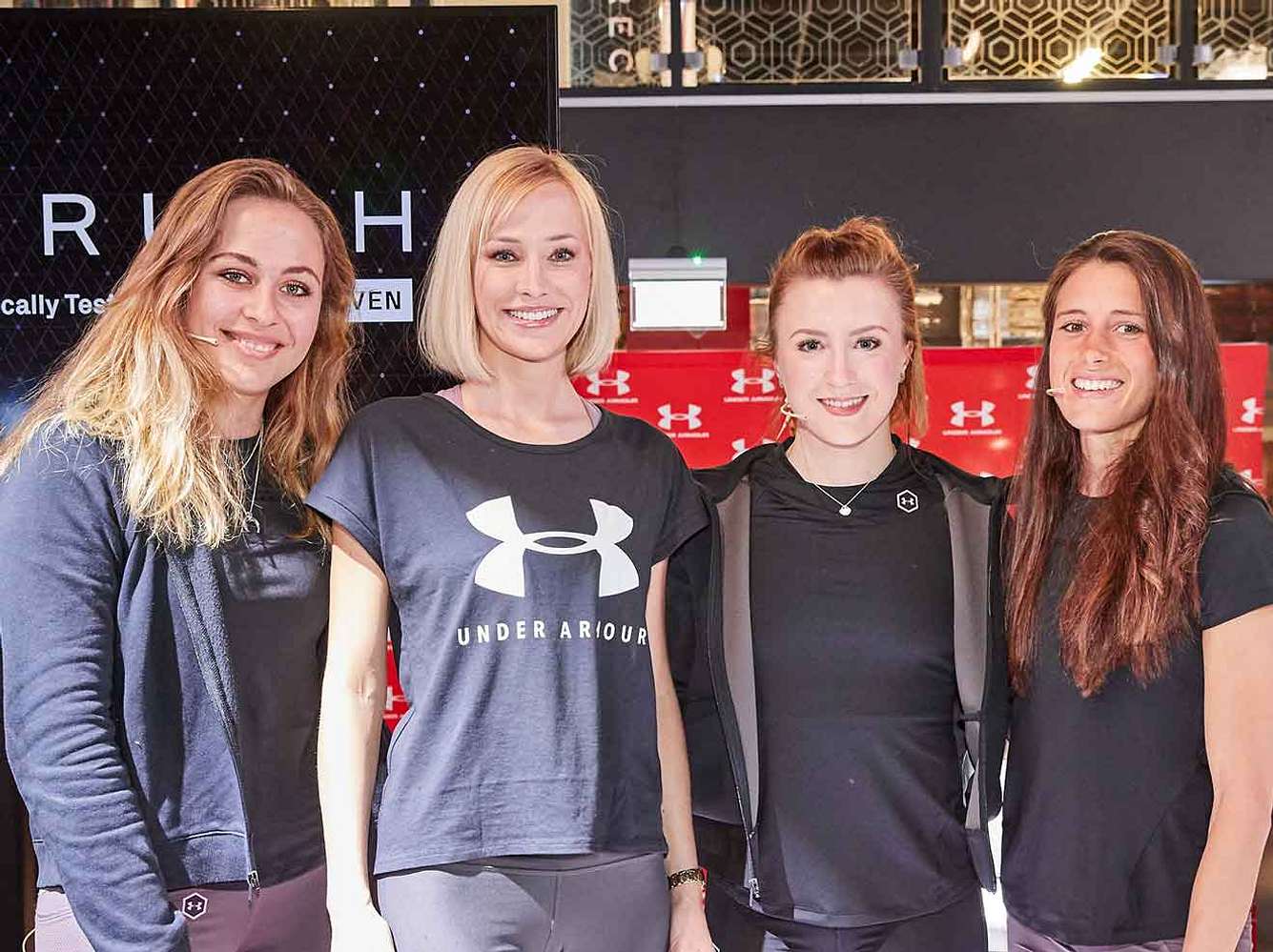 Sophia Flörsch beim Under Armour Women's Panel mit Moderatorin Lisa Loch und den Athletinnen Victoria Williamson und Imke Salander bei der FIBO 2019 Sophia Flörsch beim Under Armour Women's Panel mit Moderatorin Lisa Loch und den Athletinnen Victoria Williamson und Imke Salander bei der FIBO 2019