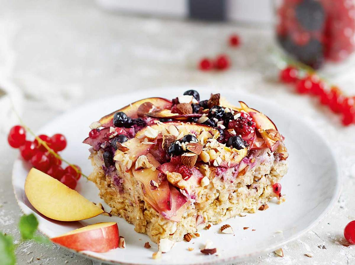 Sophia Thiels Rezepte: Baked Oatmeal mit Nektarine und Beeren