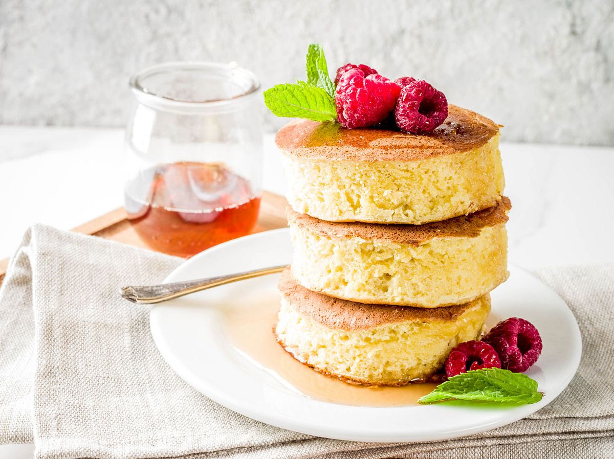 Diese fluffigen Soufflé Pancakes stammen aus Japan.