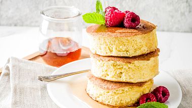 Diese fluffigen Soufflé Pancakes stammen aus Japan. - Foto: iStock/Rimma_Bondarenko