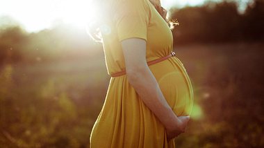 Viele Frauen verschieben ihren Kinderwunsch. Doch wie riskant ist eine späte Schwangerschaft? - Foto: iStock