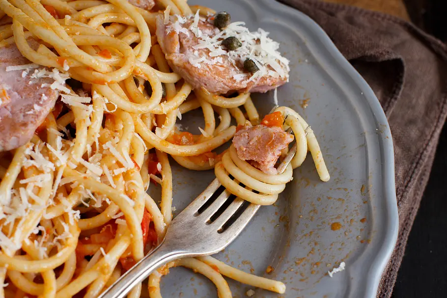 Spaghetti mit Thunfisch Spaghetti mit Thunfisch und Kapern
