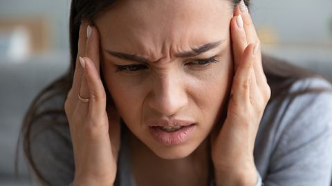 Spannungskopfschmerzen lösen: Symptome sind klar umrissen - und schon kleine Dinge helfen (Symbolbild) - Foto: fizkes/iStock (Symbolbild)