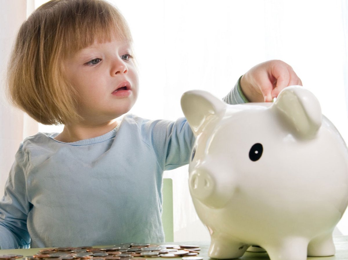 Kind mit Sparschwein: Mit dem Sparen für die Kinder sollte man früh genug anfangen.