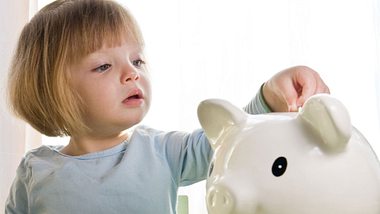 Kind mit Sparschwein: Mit dem Sparen für die Kinder sollte man früh genug anfangen. - Foto: iStock