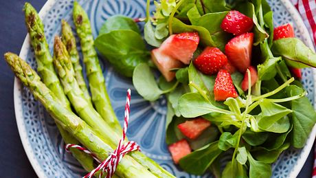 So lecker kann Abnehmen sein, zumindest mit unserer Spargel-Diät. - Foto: Rocky89/iStock