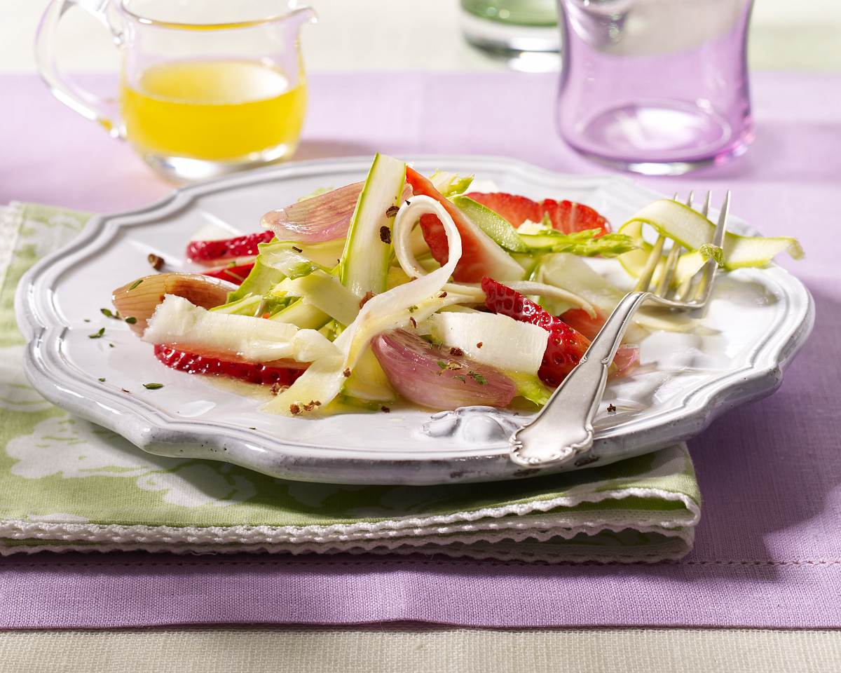 Spargel-Erdbeersalat mit karamellisierten Schalotten