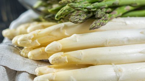 Spargel ist nicht nur lecker, sondern auch gesund. - Foto: iStock/barmalini