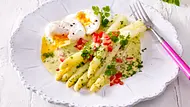 Spargel mit pochiertem Ei und Kräuter-Béarnaise - Foto: Bauer Media Group