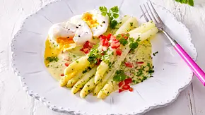 Spargel mit pochiertem Ei und Kräuter-Béarnaise - Foto: Bauer Media Group Spargel mit pochiertem Ei und Kräuter-Béarnaise - Foto: Bauer Media Group