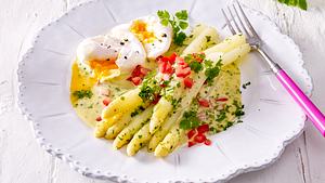 Spargel mit pochiertem Ei und Kräuter-Béarnaise - Foto: Food & Foto Experts