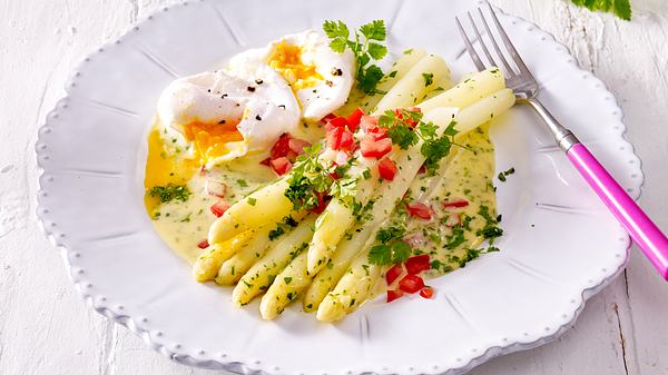 Spargel mit pochiertem Ei und Kräuter-Béarnaise - Foto: Food & Foto Experts