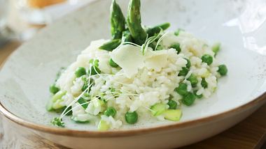 Spargelrisotto schmeckt nach Frühling! Das einfache Rezept - Foto: Mariha-kitchen/iStock