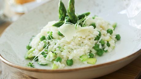 Spargelrisotto schmeckt nach Frühling! Das einfache Rezept - Foto: Mariha-kitchen/iStock