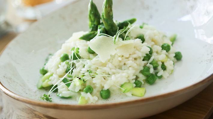 Spargelrisotto schmeckt nach Frühling! Das einfache Rezept - Foto: Mariha-kitchen/iStock