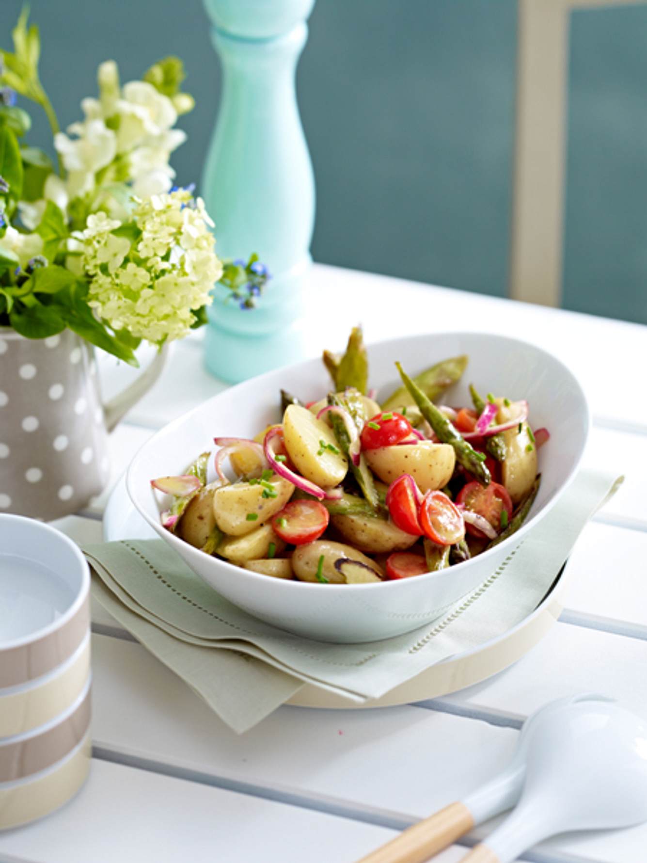 Wegen seines nussigen Eigenaromas schmeckt grüner Spargel besonders gut in Spargelsalaten. spargelsalat