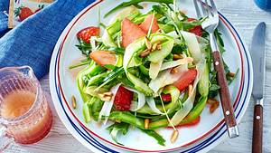 Grüner Spargel mit Erdbeeren Salat - Foto: Redaktion Food&Foto, Hamburg