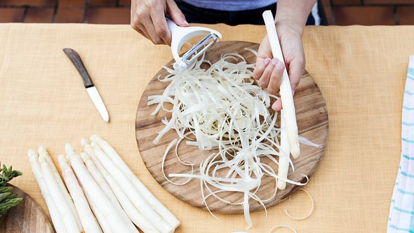 Spargelschalen verwerten: Darum solltest du sie auf keinen Fall in den Müll werfen! - Foto: miriam-doerr/iStock