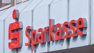 Sparkasse: Das ändert einfach alles! - Foto: DeFodi Images/Getty Images