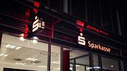 Sparkassen-Betrug per SMS! Bank warnt (Themenbild) - Foto: Terroa/iStock