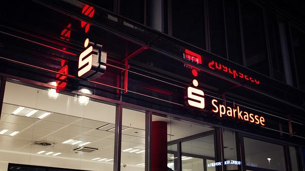 Sparkassen-Betrug per SMS! Bank warnt (Themenbild) - Foto: Terroa/iStock