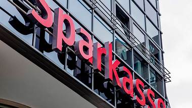 Der Sparkasse Leipzig wird vorgeworfen, zu wenig Zinsen ausgezahlt zu haben. - Foto: Getty Images