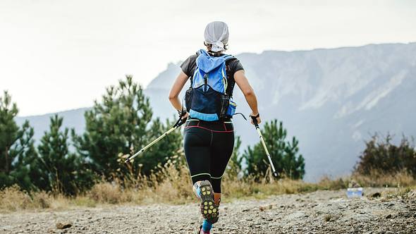Frau beim Speed Hiking - Foto: istock/sportpoint