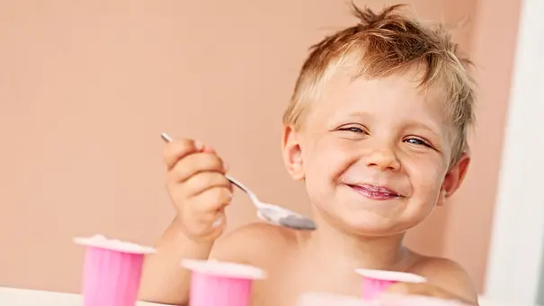 Kleiner Junge isst einen Joghurt mit Löffel - Foto: i-Stock/Imgorthand Kleiner Junge isst einen Joghurt mit Löffel - Foto: i-Stock/Imgorthand