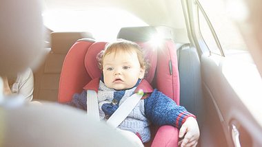 So gefährlich können Kinderspiegel im Auto sein - Foto: iStock